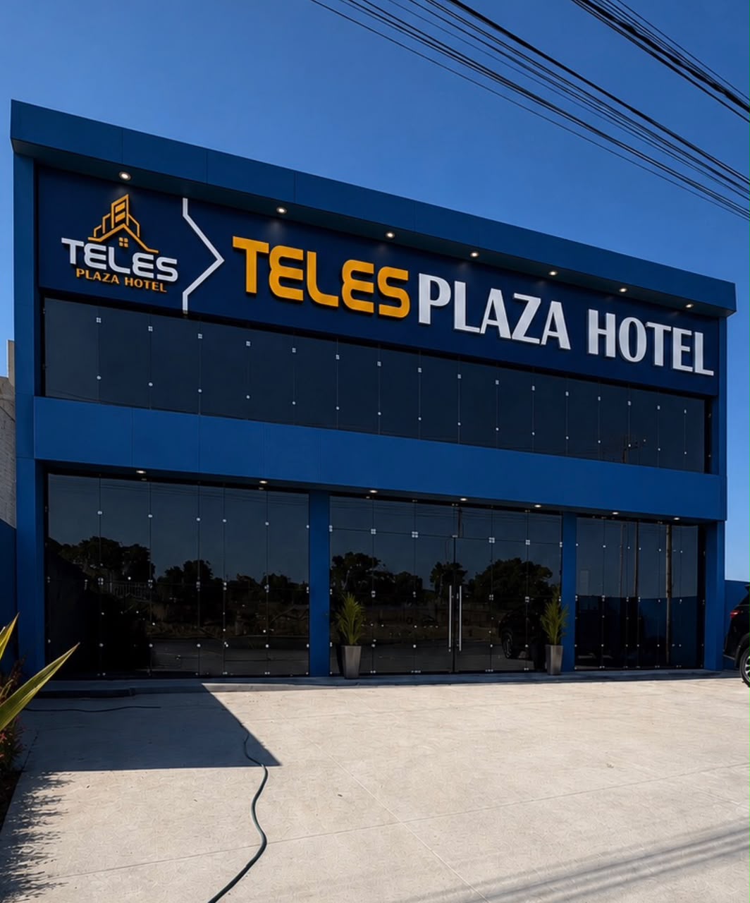 Fachada azul do Teles Plaza Hotel em Águas Lindas de Goiás