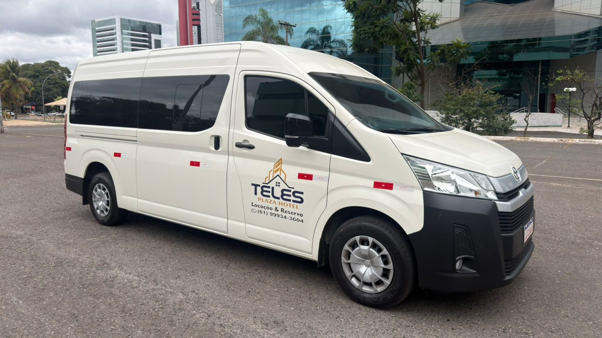 Van executiva do Teles Plaza Hotel para traslado e locação